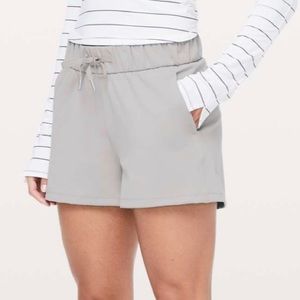 Lululemon Shorts On the Fly Dark Chrome Size 4